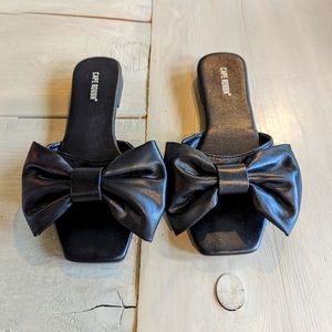 Like new vegan leather sandals with bow detail